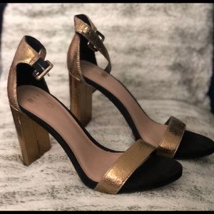 Gold heels 👠